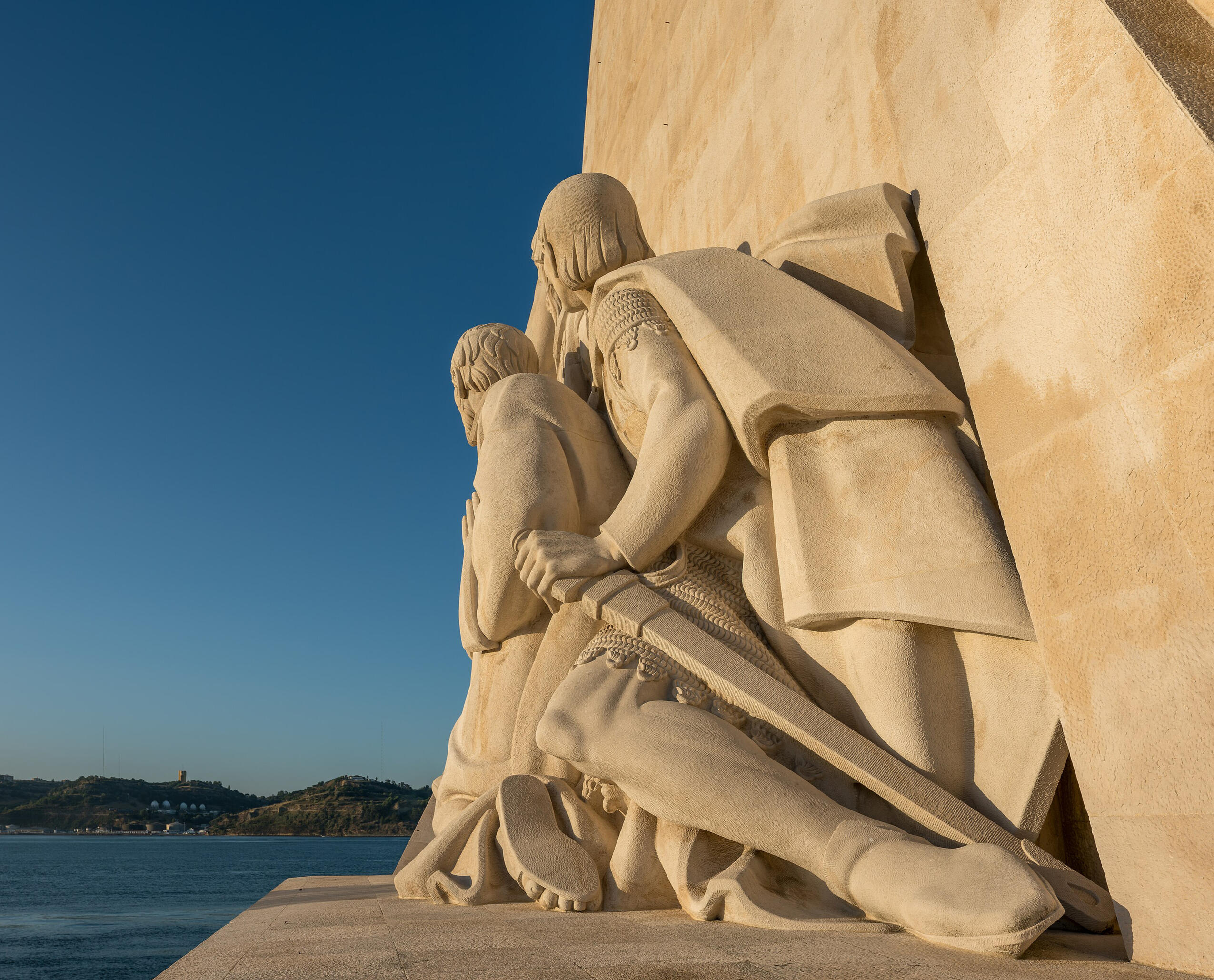 Statues of Cristovão de Gama and São Francisco Xavier in the Padrão dos Descobrimentos, Lisbon, Portugal. Visit: https://julesve Photo: Jules Verne Times Two / julesvernex2.com / CC-BY-SA-4.0 (linked to: https://creat ivecommons.org/licenses/by-sa/4.0/deed.enz).